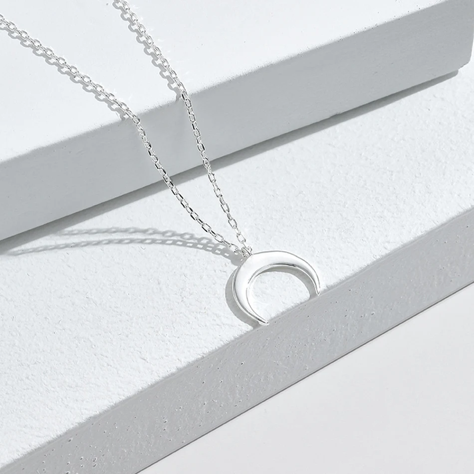 Colar de prata esterlina com pingente de lua simples, corrente clavícula. Joia delicada para uso diário, presente ideal para mulheres.