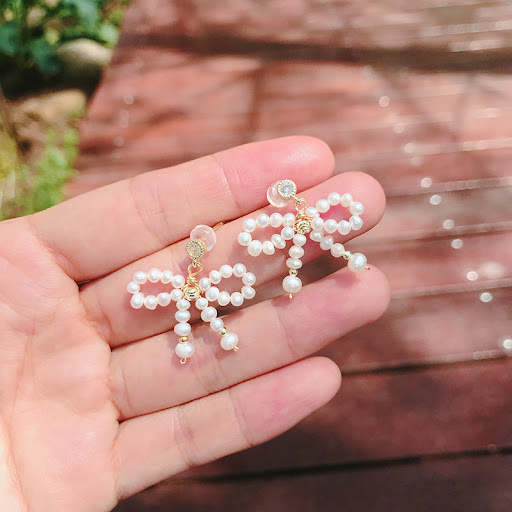 Title 1, Pearl bow stud earrings