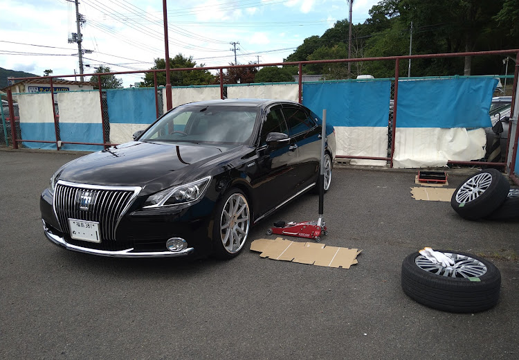 クラウンマジェスタのタイヤ交換・純正ホイール・車検の準備・EXECUTOR CV01・ねぎっこに関するカスタム事例の投稿画像1枚目