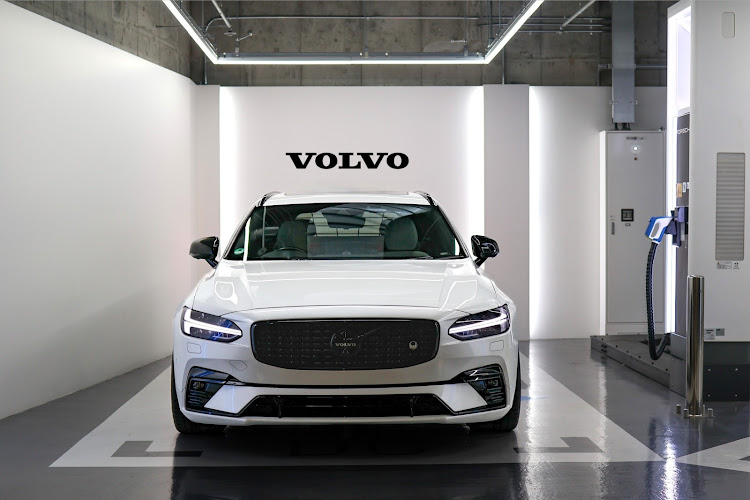 V90のvolvo・v90・HEICO・HS9・VOLVO for lifeに関するカスタム事例の投稿画像1枚目