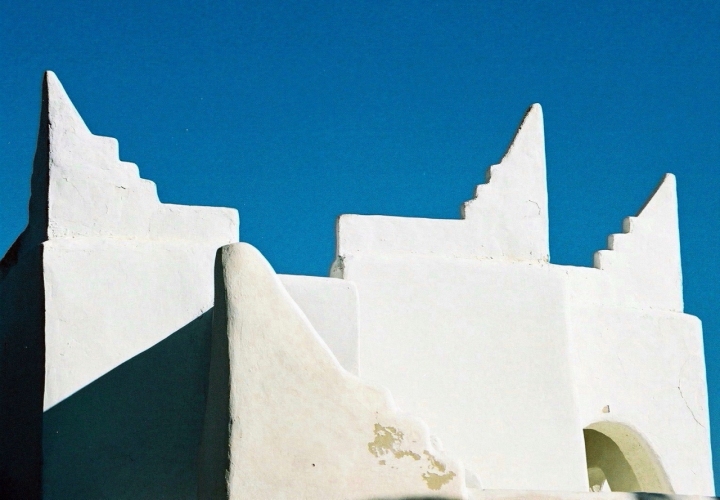 Bianche geometrie contro un cielo blu di paolo-spagg