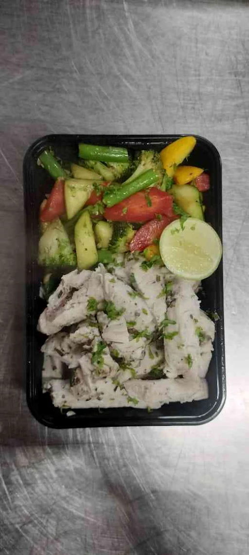 Boiled Chicken With Veggies Bowl [500 Ml] And Green Chutney