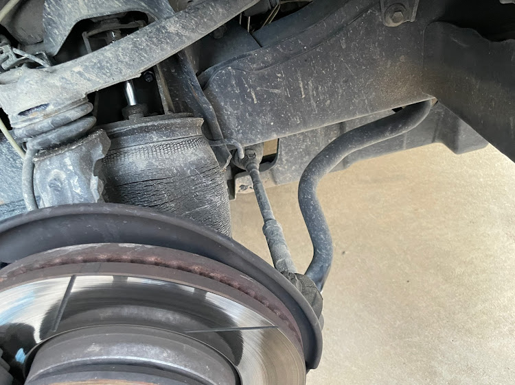 ハイエースバンのユニバーサルエアー・エアサス・DIY・車高調整・ハイエース4型に関するカスタム事例の投稿画像1枚目