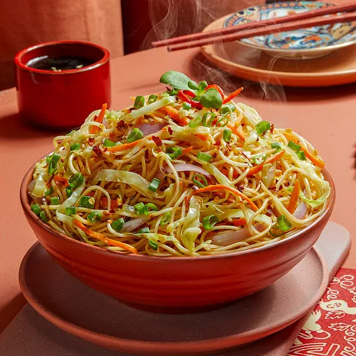 Veg Chilli Garlic Noodles - Half (500 Ml)