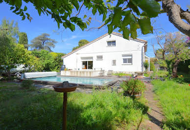 Villa avec piscine et terrasse 1