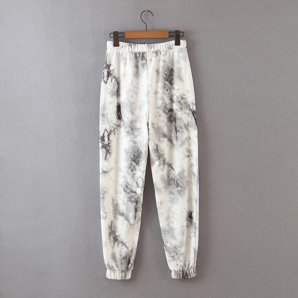 Title 2, Jogging pantalone sa tie-dye printom i vezivanj...