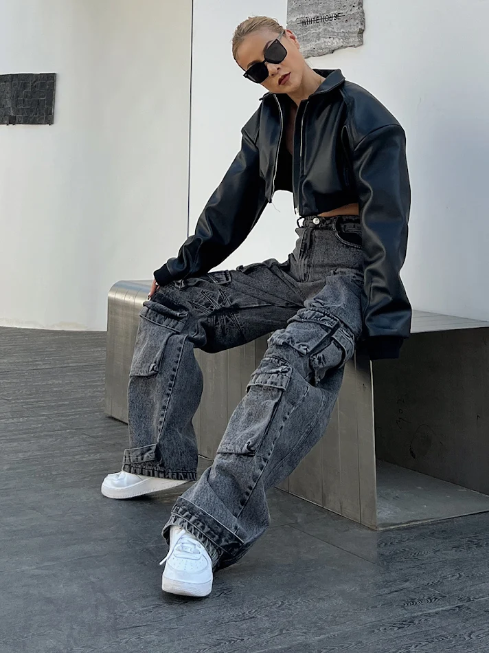 Pantalon cargo multi-poches couleur unie avec coutures délavées, idéal pour un look décontracté et une praticité au quotidien.