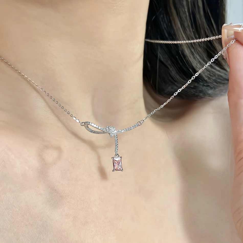 Collier Chaîne Clavicule Femme Aurora avec Nœud Ruban et Petits Cubes de Sucre, Élégant bijou pour femme