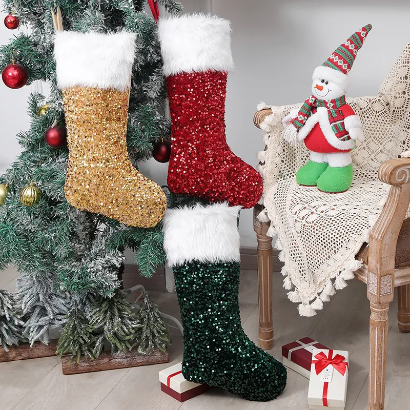 Chaussettes de Noël en peluche à sequins. Douces et festives, elles illumineront votre intérieur. L'accessoire idéal pour une décoration de fêtes réussie.