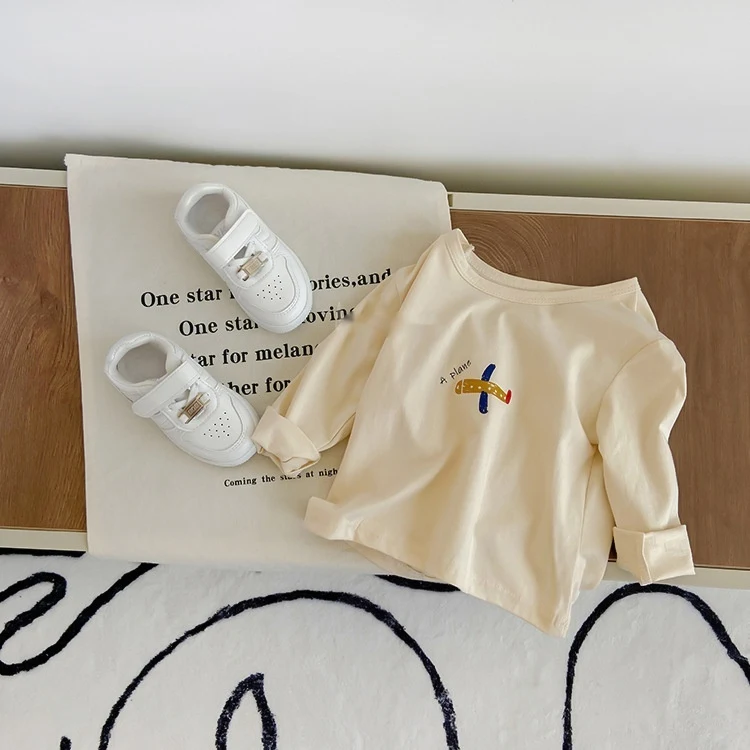 Roupa Infantil com Estampa Retrô Multicolorida Conforto e estilo para bebês e crianças. Deixe seu pequeno(a) moderno(a) com estampas vibrantes.