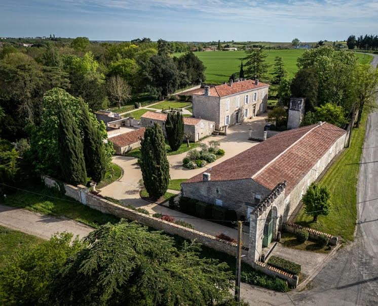 Vente propriété 12 pièces 400 m² à Fontenay-le-Comte (85200), 1 964 800 €