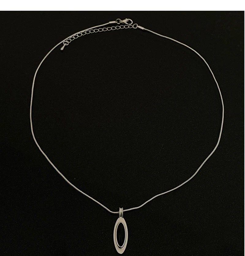 Title 6, Zwart-witte ovale matte waterdruppel ketting vo...
