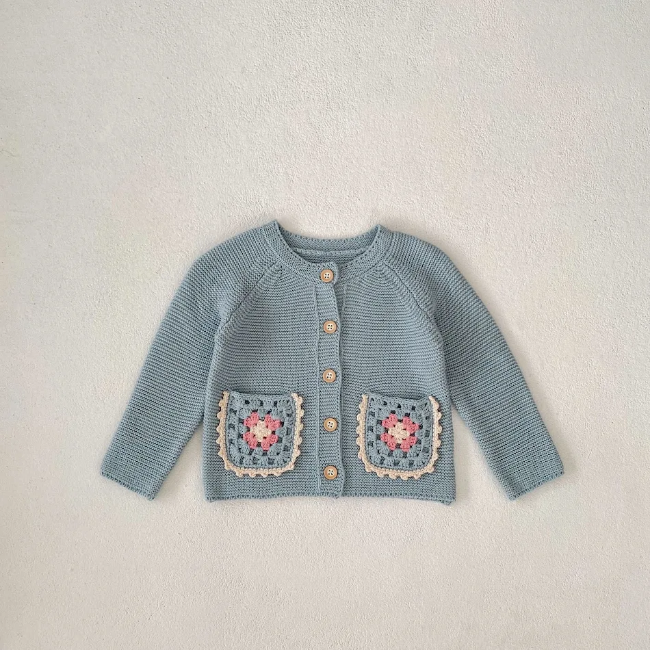 Kinder Handgestrickter Cardigan mit Rundhalsausschnitt, Lochmuster-Blumen, Taschen, Mantel, bequemer Strickjacke. Perfekt für Kinder.