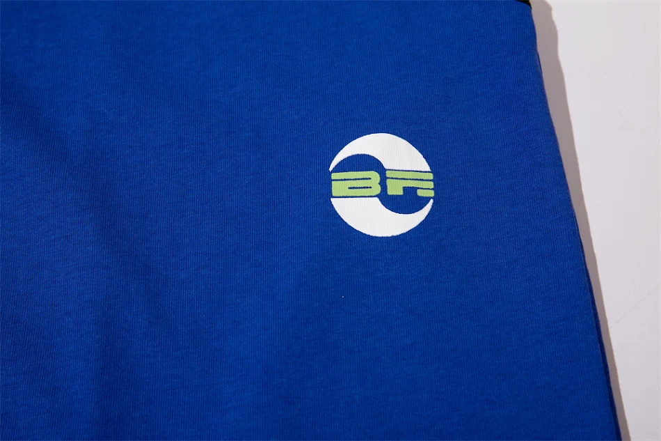 T-shirt sportivo da basket americano uomo, moda fashion. Comodo, traspirante e alla moda per allenamenti e tempo libero.
