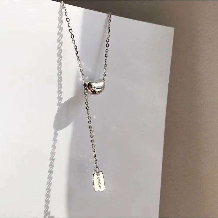 Gouden titanium stalen ketting voor dames, niche vrouwelijk design, een stijlvol sieraad dat perfect is om je persoonlijke stijl te accentueren.