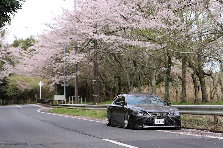 LSのFive Hundred・BBS SUPER RS特注21inch鍛造リム+硬質クロムメッキ・ハイスピードエアサス・桜とコラボ・サクラと愛車に関するカスタム事例の投稿画像6枚目