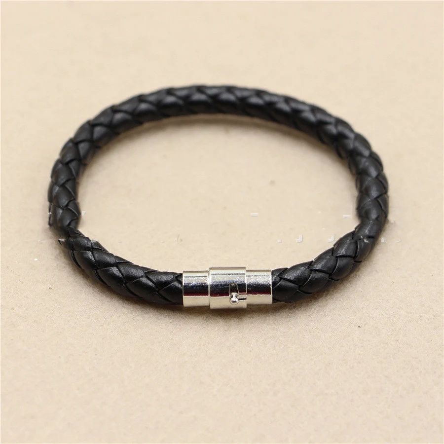 Bracelet couple homme en cuir tressé avec fermoir magnétique, un accessoire élégant et durable pour hommes et femmes.