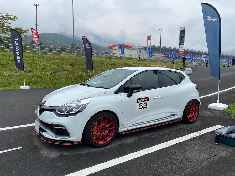 ルーテシアのルーテシア・AKRAPOVIC・富士スピードウェイ・ルーテシアがいっぱいに関するカスタム事例の投稿画像2枚目