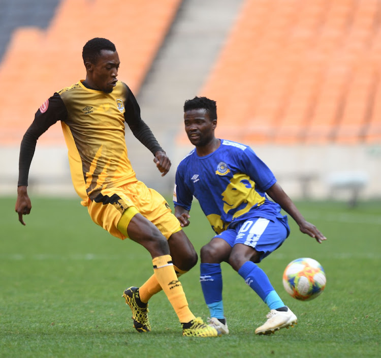 Themba Ndlovu of Black Leopards challenges Mboniseni Mbandlwa of TTM.