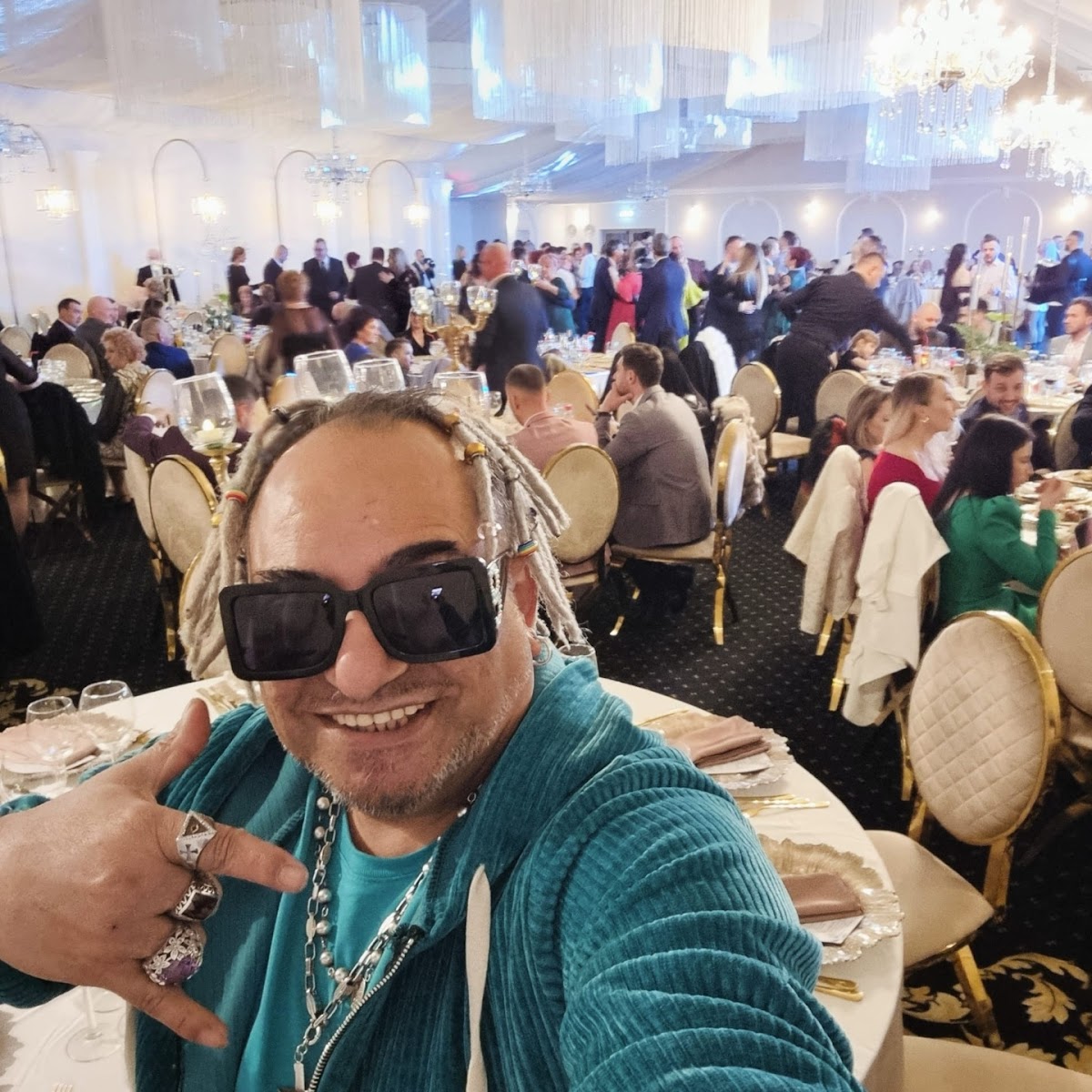 ROMÂNII DE SĂRBĂTORI