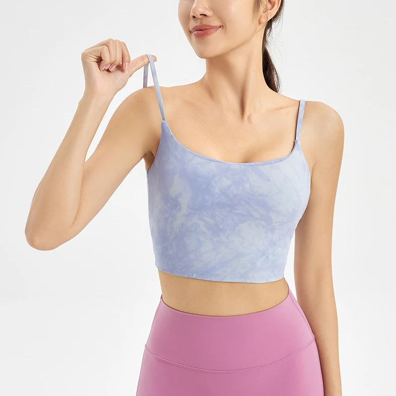 Ensemble de yoga pour femme fait main avec tie-dye. Soutien-gorge de sport, débardeur et sous-vêtements pour un confort optimal pendant l'entraînement.