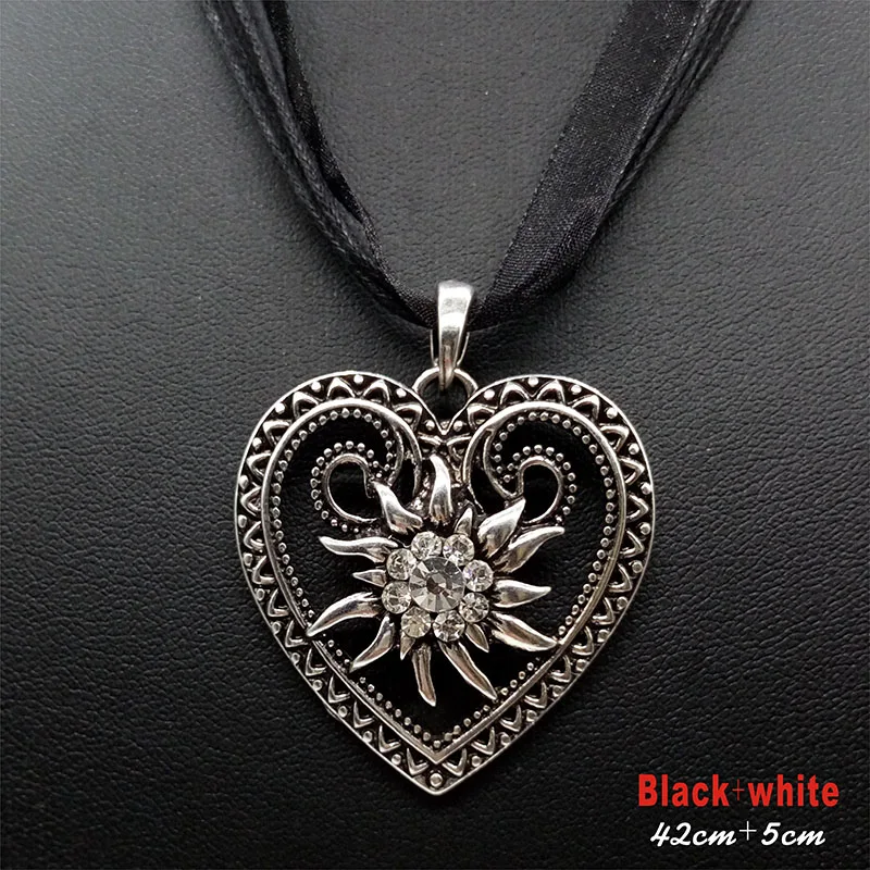 Hartvormige Edelweiss bloemenketting, een uniek sieraad voor speciale gelegenheden. Een prachtig symbool van liefde en tederheid.