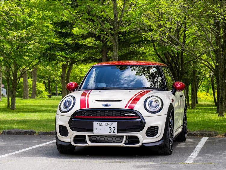 ミニ ハッチバックの新緑と愛車・5月も終わり・６月もよろしくお願いします・MINI F56 JCW・😈悪魔レンズの世界😈に関するカスタム事例の投稿画像1枚目