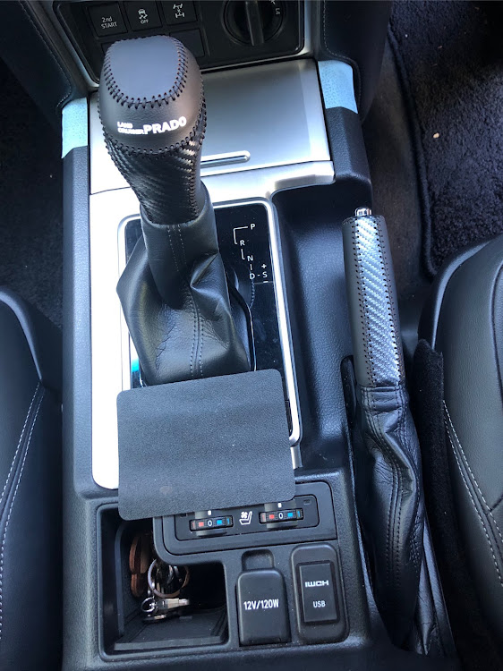 ランドクルーザープラドのシフトノブカバー・サイドブレーキカバー・DIY・プラド150後期・プラド150に関するカスタム事例の投稿画像3枚目