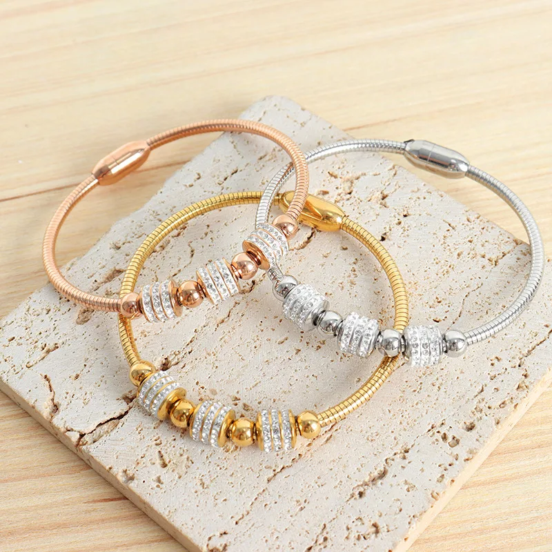Titanium stalen armband met magnetische sluiting en diamanten, verkleurt niet. Stijlvol sieraad voor dagelijks gebruik.