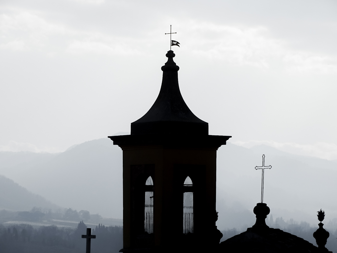 Campanile e croci di Eri