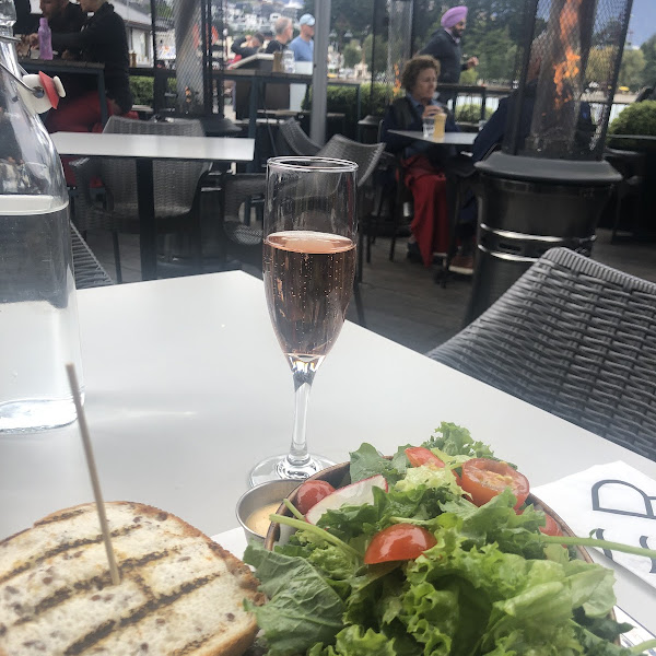 Double cheeseburger w Gluten Free bread, side salad. Rose champagne.