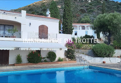 Villa with pool and terrace 4