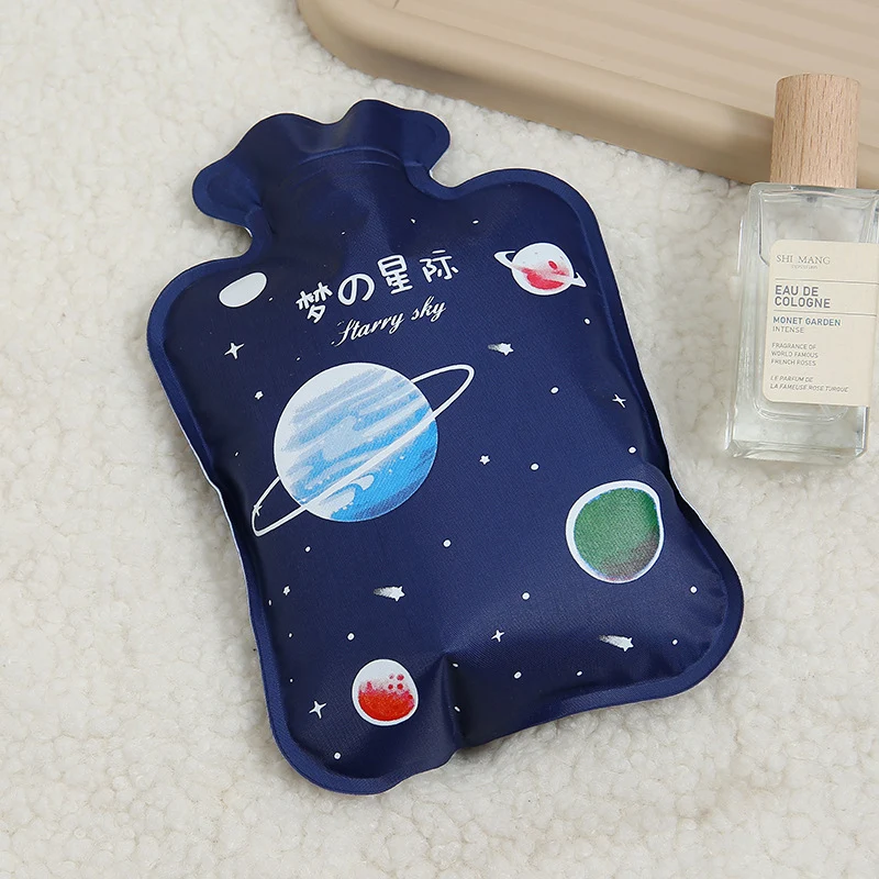 Grote draagbare pluche warmwaterkruik voor studenten Draagbaar comfort en warmte Ideaal voor studeren reizen en pijnverlichting onderweg.