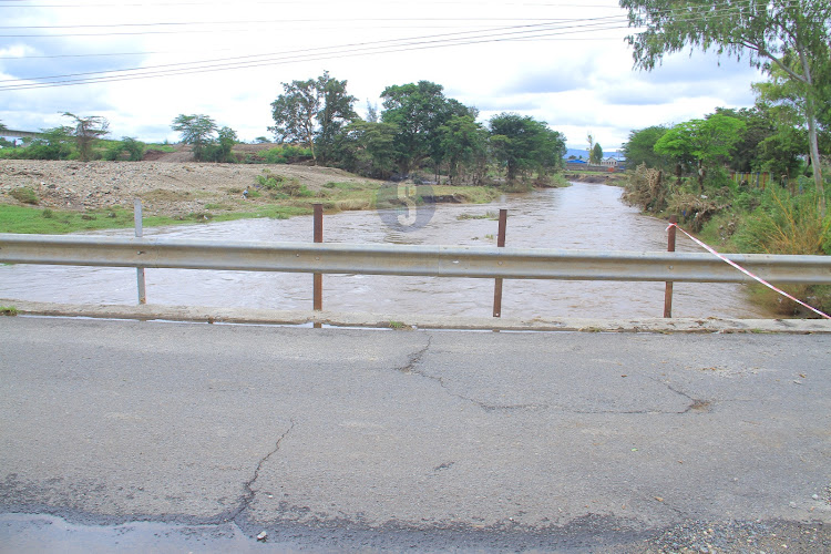 The old Athi River bridge closed by KENHA after being weakened by the ongoing heavy rains.