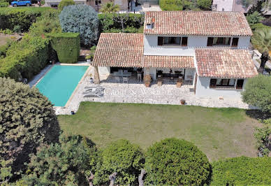 Villa avec piscine et terrasse 9