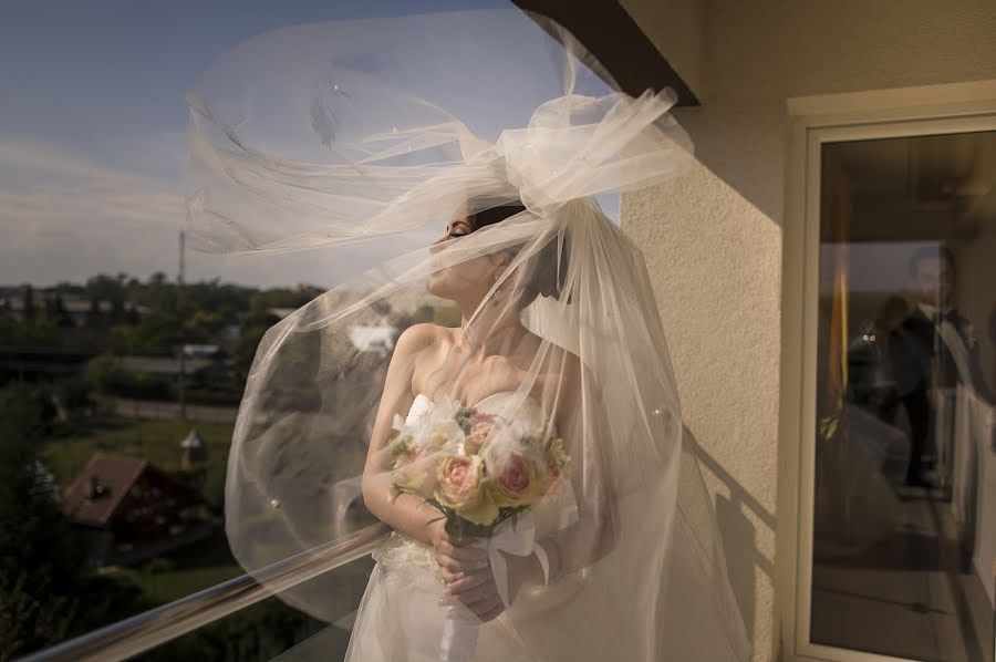 Fotógrafo de casamento Marius Balan (fotoemotii). Foto de 5 de abril 2017