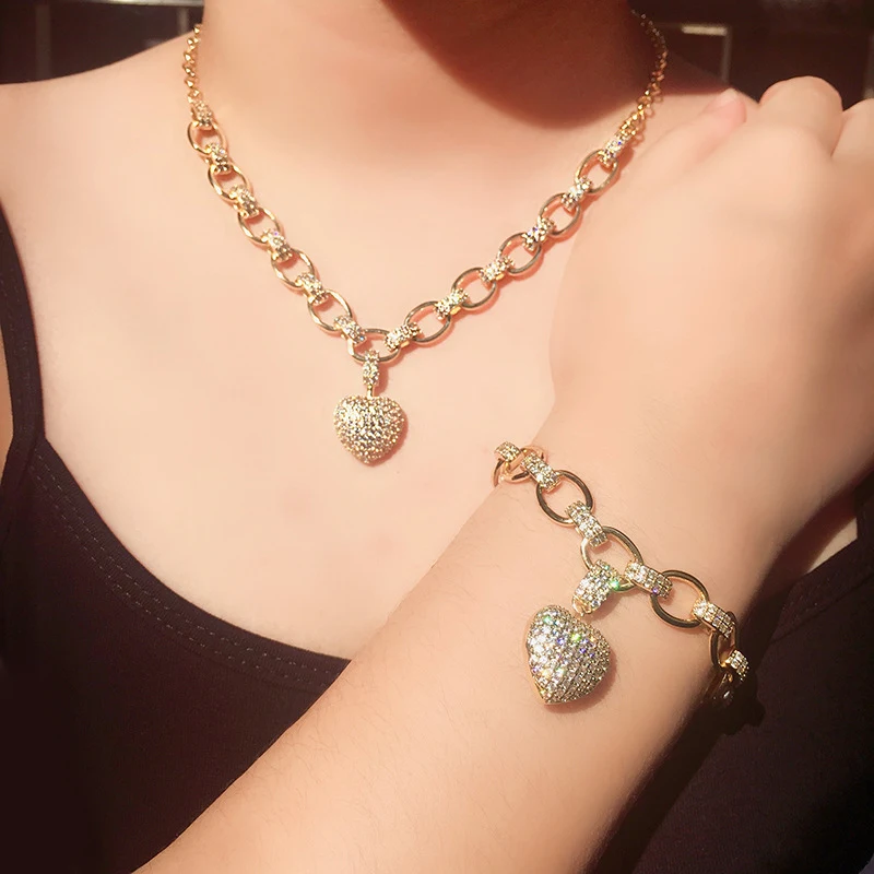 Herzförmige Halskette mit Herzanhänger Set. Romantisches Geschenk für Sie. Für Liebe und Zuneigung. Edler Schmuck für besondere Anlässe.