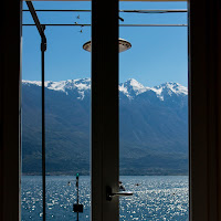 Window on lake di 