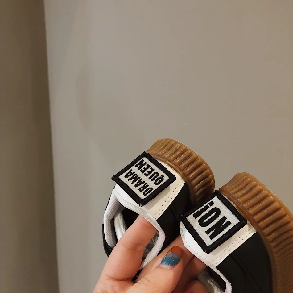 Baskets blanches pour enfants avec velcro, faciles à enfiler et confortables. Idéales pour l'école, les jeux et les activités quotidiennes.