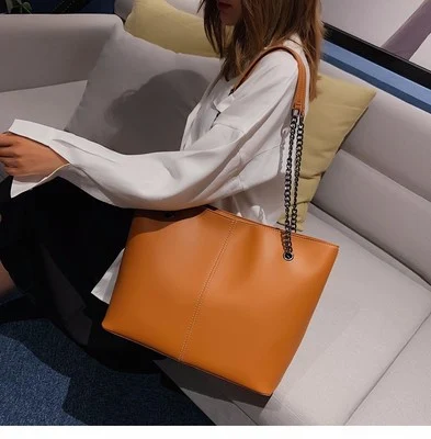 Vrhunska torba na jedno rame, velikog kapaciteta. Elegantna i praktična, idealna za svakodnevnu upotrebu i posebne prilike.