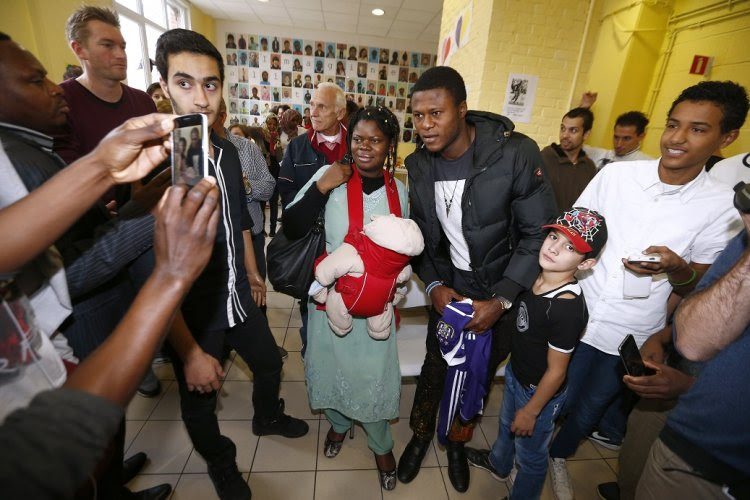 Chancel Mbemba bezorgt asielzoekers dag van hun leven