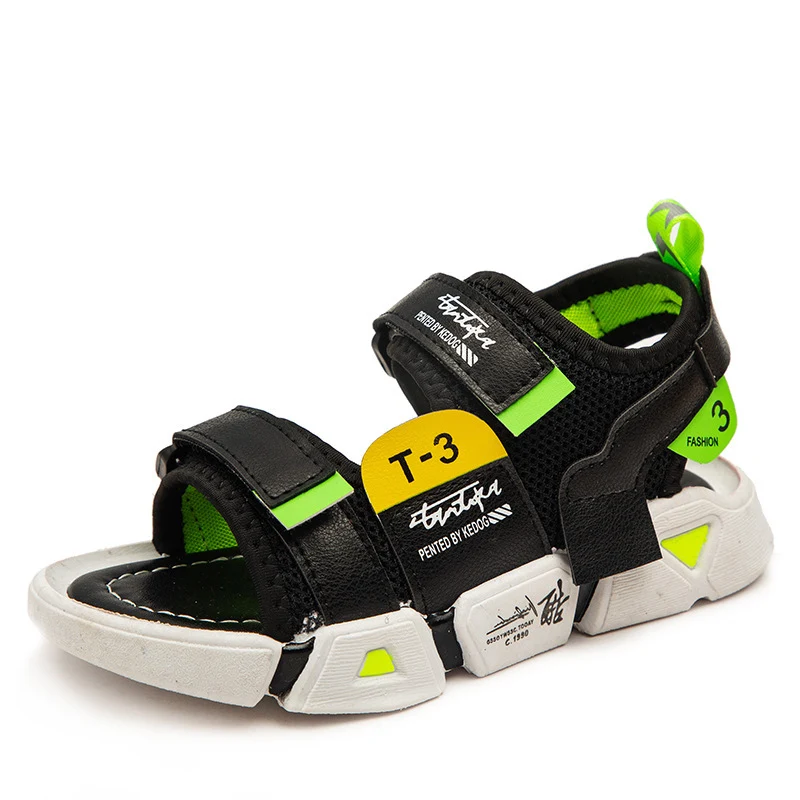 Grote kinderschoenen met zachte zool, antislip strandschoenen voor kleine jongens in de zomer. Veilig en comfortabel voor op het strand.