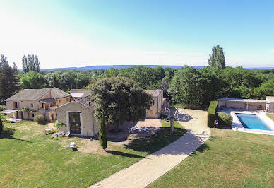 Propriété avec piscine et jardin 2