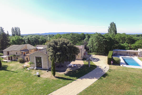 Propriété avec piscine et jardin