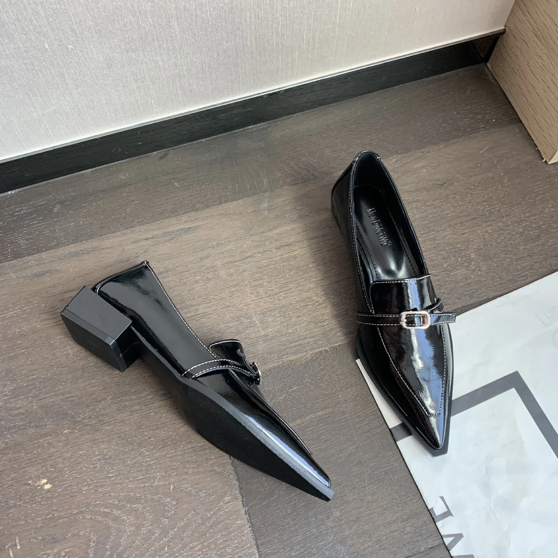 Title 6, Chaussures en cuir verni à talon épais et fond ...