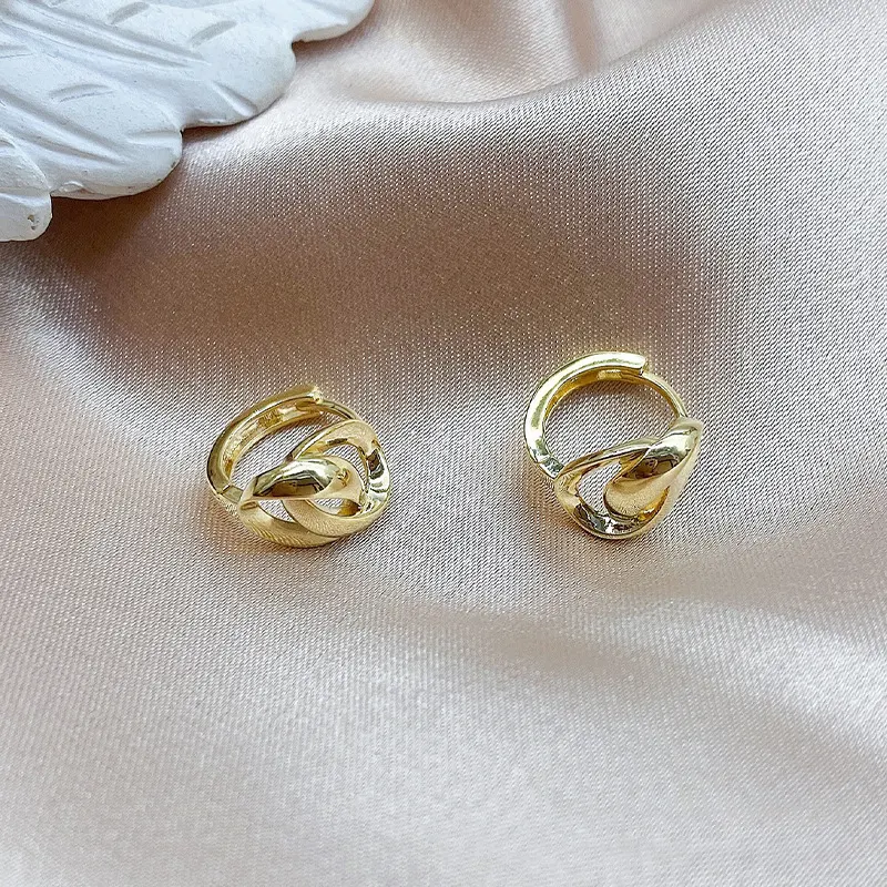 Elegante geometrische dubbele oorringen voor dames. Deze modieuze oorringen geven je outfit een stijlvolle uitstraling en benadrukken je look.