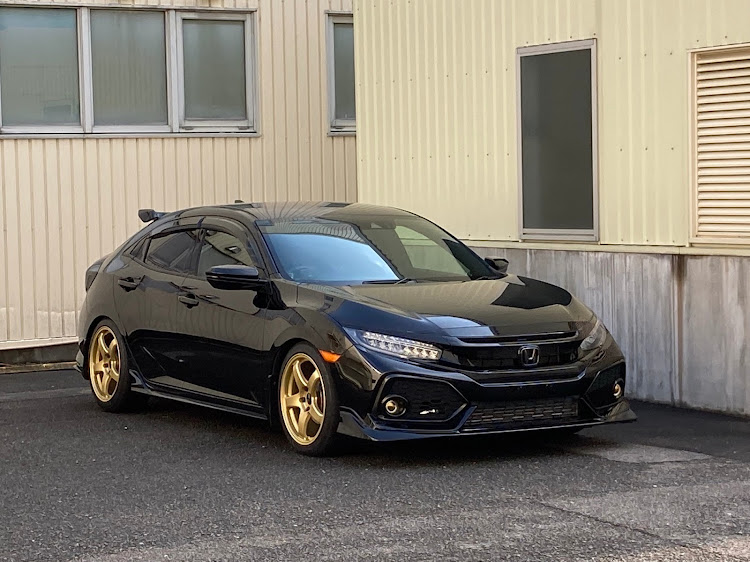シビック(欧州HB)のシビック FK7・洗車サボり気味・ちょっと上から撮ってみた・低いようで低くない丁度良い高さ・ナンバーレスに関するカスタム事例の投稿画像5枚目