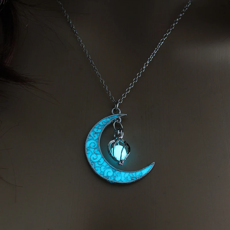 Colliers pendentif lumineux Chaîne argentée pour femmes et filles Bijoux étincelants pour toutes occasions. Cadeau parfait. Collier élégant et ravissant