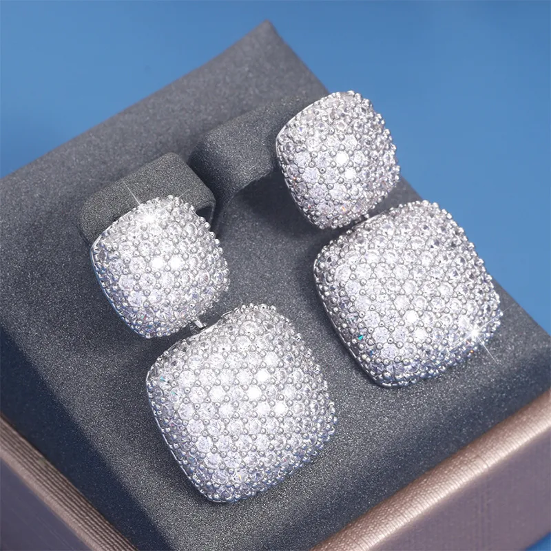Micro-ingezette diamanten vierkante oorstekers voor dames, super glanzend. Voeg een vleugje luxe toe aan je look met deze stijlvolle oorbellen.