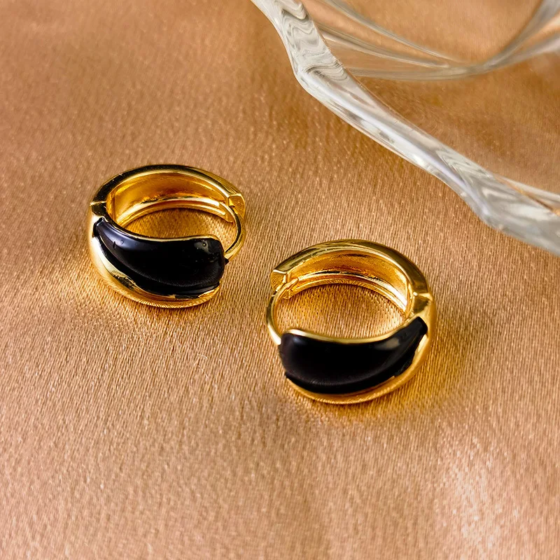 Boucles d'oreilles clous goutte d'eau demi-cercle rétro pour femmes, exquises et compactes. Un accessoire élégant et moderne pour compléter n'importe quelle tenue.
